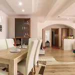 Three-bedroom In 公寓 *