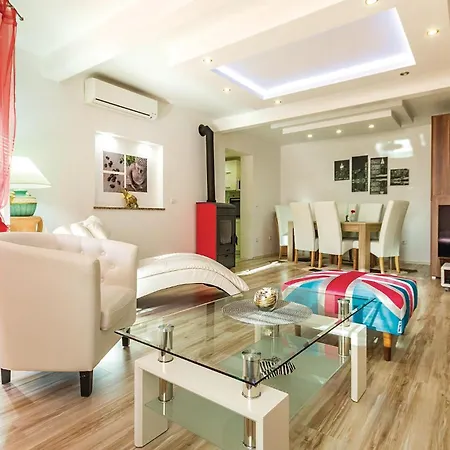 Three-bedroom In Lägenhet *