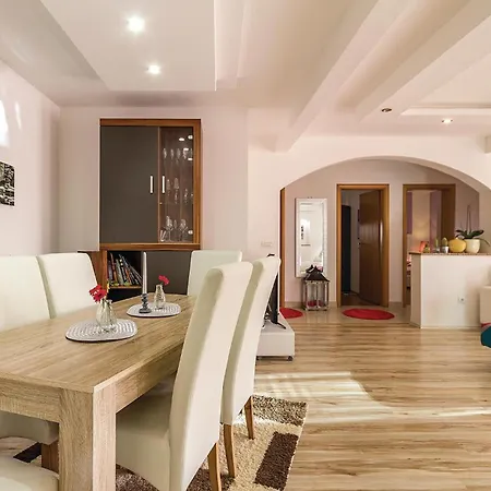 Three-bedroom In Lejlighed *