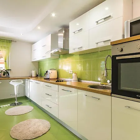 Three-bedroom In Lägenhet Galižana