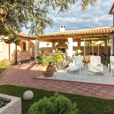 Three-bedroom In Galižana