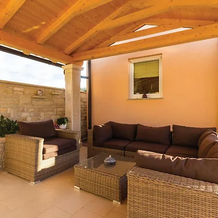 Three-bedroom In Lejlighed