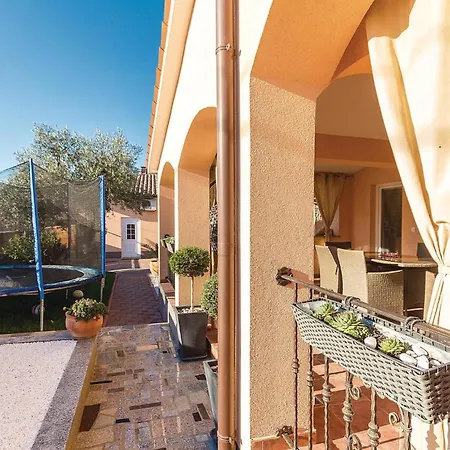 Three-bedroom In شقة *