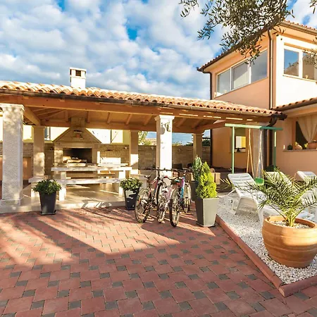 Three-bedroom In شقة Galižana