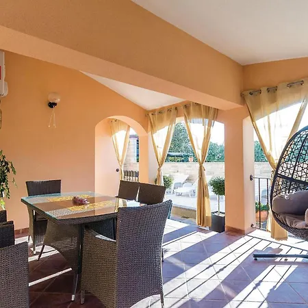 Three-bedroom In Galižana