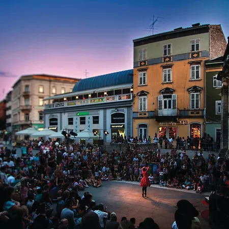 Three-bedroom In 아파트 *