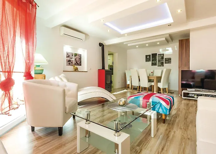 Three-bedroom In 아파트 *