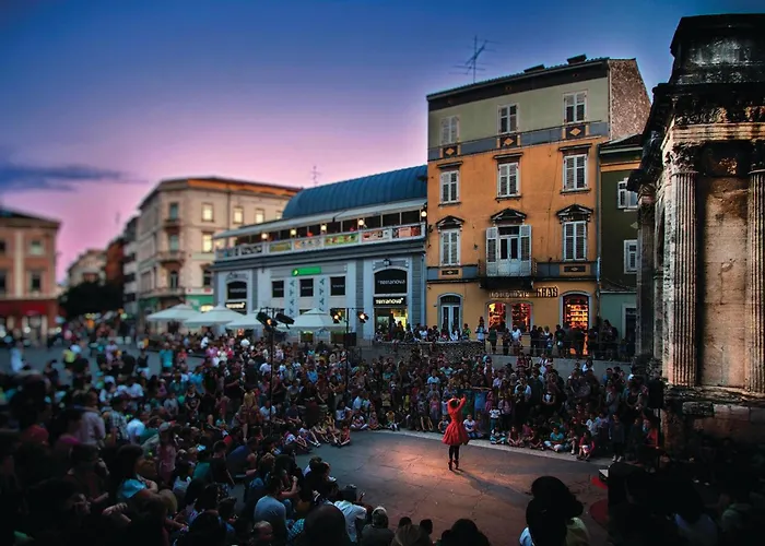 Three-bedroom In 아파트 *